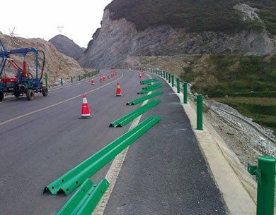 漳州公路護欄板安裝施工