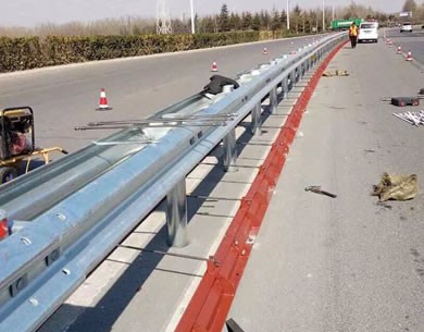 深圳三波護欄板安裝施工